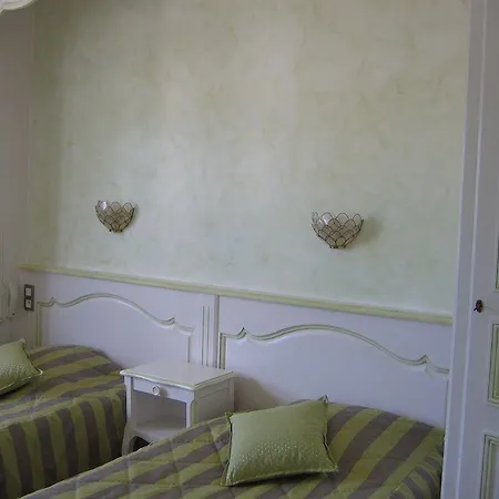 Hotel Hotel The Originals Du Commerce Laval Est 3*