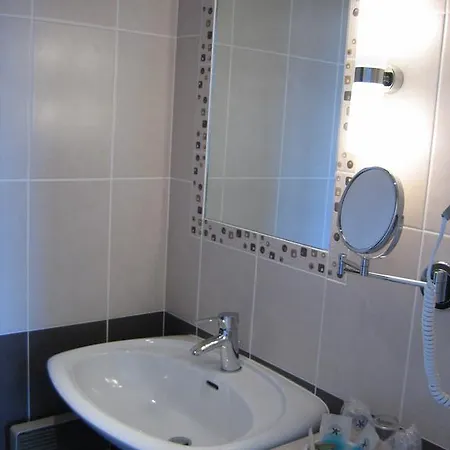 Hotel The Originals Du Commerce Laval Est