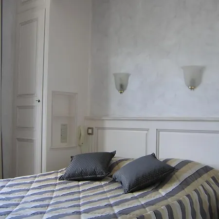 Hotel The Originals Du Commerce Laval Est Hotel 3*