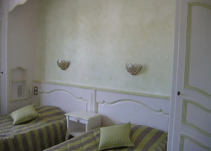 Hotel Hotel The Originals Du Commerce Laval Est 3*