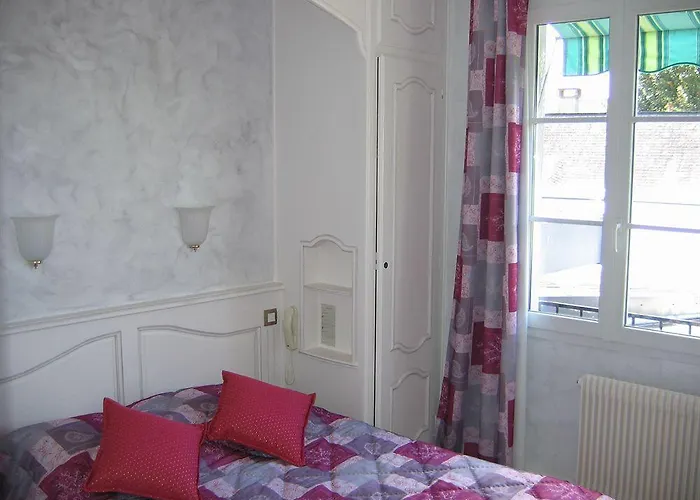 Hotel The Originals Du Commerce Laval Est 3*