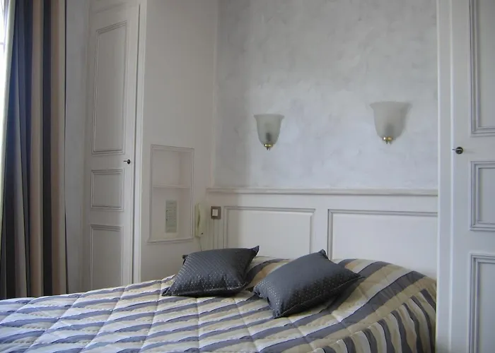 Hotel The Originals Du Commerce Laval Est Hotel 3*